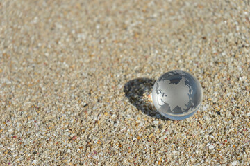 沖縄の砂浜に置いたガラスの地球