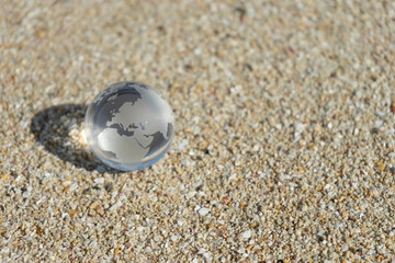 沖縄の砂浜に置いたガラスの地球