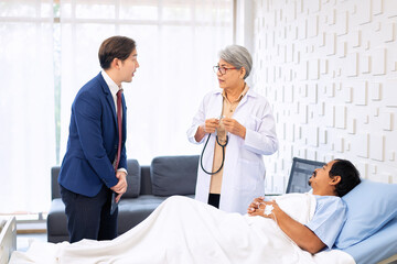 Obraz premium Hospital treatment room relative visit patient lay on bed doctor explain update illness condition