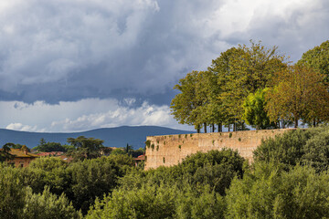 Fototapeta na wymiar Blick auf die Stadtmauer von Siena in Italien