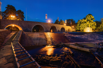 Wetzlar Altstadt, Alte Lahnbr&uuml;cke bei Nacht, blaue Stunde, Wasserfall, Boorsrutsche, Lahn-Dill-Kreis, Hessen, Deutschland
