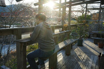 Man sitting on the wooden chair - 座ってくつろぐ男性