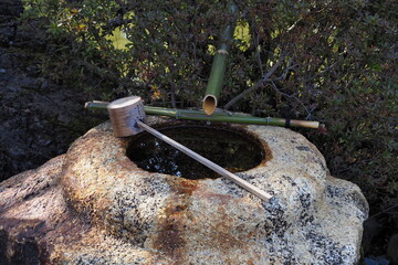  手水舎の柄杓の水が流れる風景