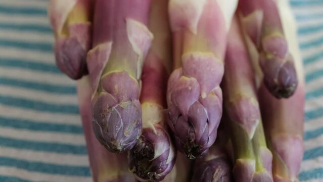 fagot d'asperges violettes, en gros plan, sur une table