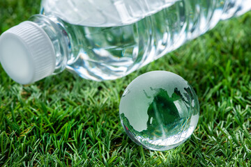 ガラスの地球とペットボトル
