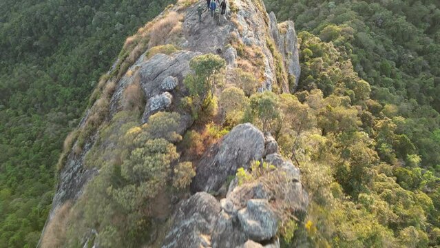 Montanhas da serra da mantiqueira pedra do ba&uacute; com vista para cidade.