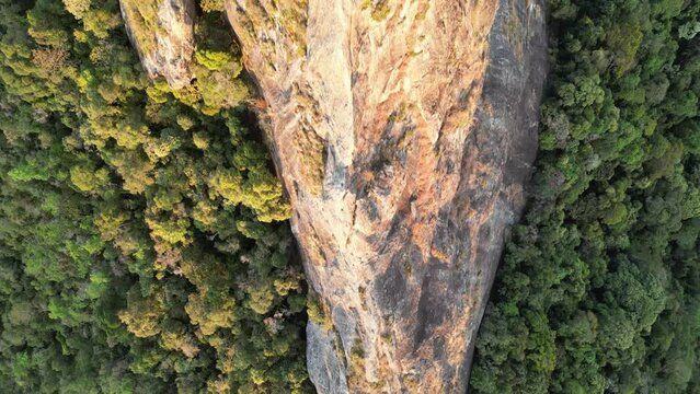 Montanhas da serra da mantiqueira pedra do ba&uacute; com vista para cidade.