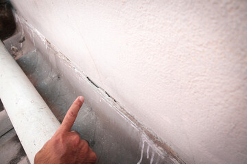 pointing hand roof crack, repair waterproofing roof