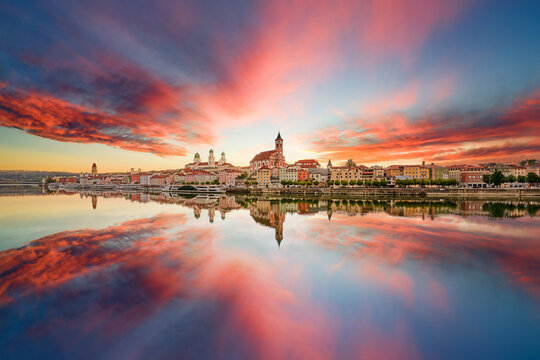 Passau, Blick &uuml;ber die Donau zum Hafen und Skyline mit Spiegelung im Abendrot, Dreifl&uuml;ssestadt, Niederbayern, Bayern, Deutschland