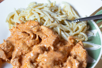 Pechuga de pollo asada y bañada en crema de chile chipotle acompañada con una pasta sencilla con...