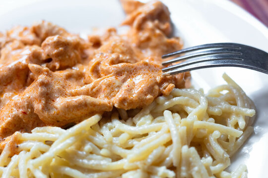 Pechuga de pollo asada y ba&ntilde;ada en crema de chile chipotle acompa&ntilde;ada con una pasta sencilla con queso y crema