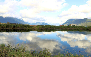 Obraz premium Country scenery with clouds reflected in the water