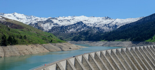 Obraz na płótnie Canvas Alpen in Frankreich - Route des Grandes Alpes mit Staudamm Stausee Lac de Roselend