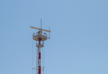 Antena de telecomunicaciones situada en el cabo de Palascia, Otranto, Italia. Moderno y potente...