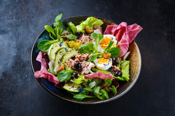 Traditionaler deutscher Blattsalat und italienischen Radicchio Salat serviert mit Thunfisch,...