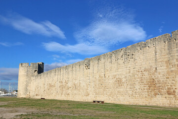 Fototapeta na wymiar City walls and gatehouse in Aigues-Mortes in France 
