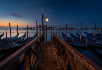 Fototapeta premium Sunset with gondolas, Venezia, Italy