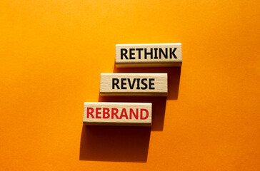 Obraz premium Rethink Revise Rebrand symbol. Wooden blocks with words Rethink Revise Rebrand. Beautiful orange background. Business and Rethink Revise Rebrand concept. Copy space.