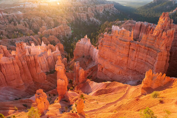 Panoramic morning sunrise view on sandstone rock formation of Thor hammer on Navajo Rim trail in Bryce Canyon National Park, Utah, USA. Golden hour colored hoodoos in unique natural amphitheatre