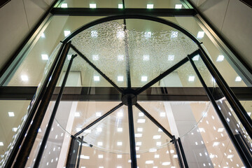 Obraz premium A revolving door to a room with many lamps