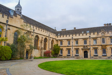 UK, Oxford, 23.03.2023: View to the entrance garden of the St John's College which is constituent...