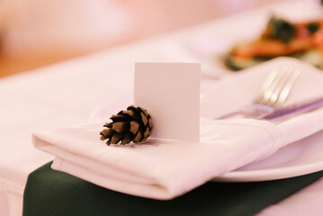 Obraz premium Blank cardboard place cards for wedding reception