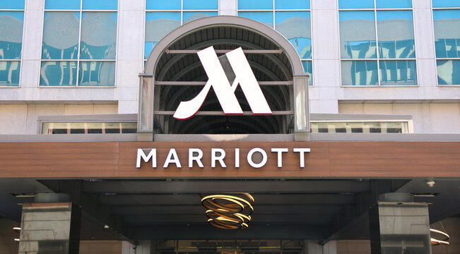 Marriott hotel fa&ccedil;ade and logo in Philadelphia
