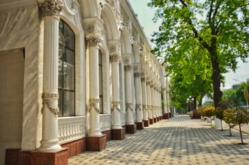 Obraz premium The building with Roman columns decorated with openwork stucco. Spring cityscape