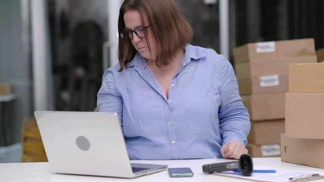 Online entrepreneurship made simple: A dropshipping business with a laptop, shipping boxes, and a retail marketplace for SMEs and entrepreneurs