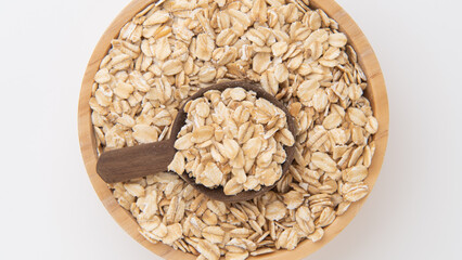 木の皿に盛られたオートミール