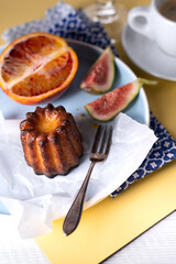 Canele mit Feigen und Blutorange auf dem Teller