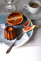 Canele mit Feigen und Blutorange auf dem Teller
