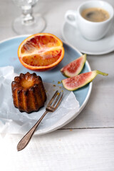 Canele mit Feigen und Blutorange auf dem Teller