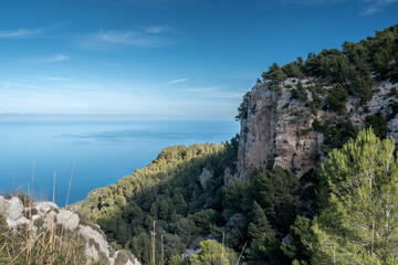 Fototapeta na wymiar Mesmerizing views from the overhanging cliffs of the coastline of Mallorca