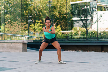 mujer bailando y preparándose para hacer ejercicios y practicar patadas de capoeira. 