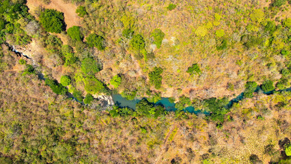 Vista aerea de un rio color turquesa en Costa Rica