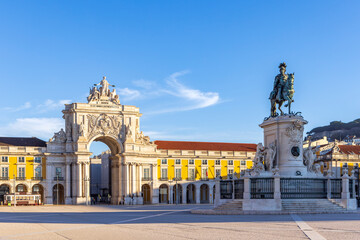 Obraz premium Statue of King José I and Arco da Rua Augusta on Praça do Comércio (commerce square) , Lisbon, Portugal