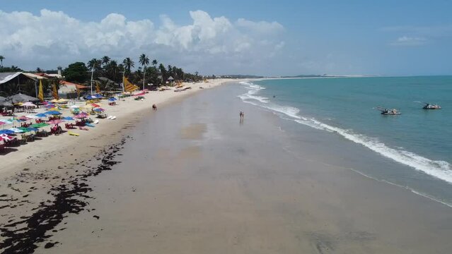 Praia Para&iacute;so Tropical Dunas Mar Cumbuco Cear&aacute; Nordeste Brasil Vila Pescadores Pitoresco Paisagem Canoa Havaiana Nordestina Vela Veleiro Jangada C&ecirc;nica Vento Energia E&oacute;lica