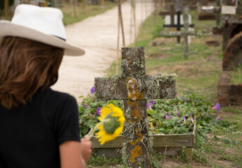 cementerio catolico con cruz en tumba