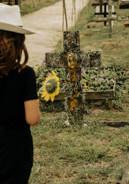 cementerio catolico con cruz en tumba