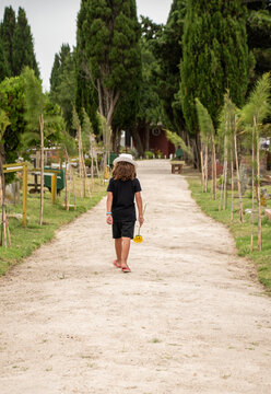 cementerio catolico con cruz en tumba