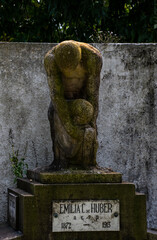 cementerio catolico con cruz en tumba