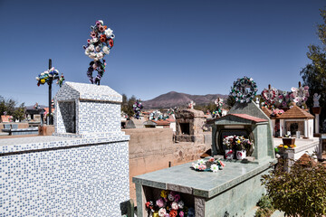 cementerio catolico con cruz en tumba