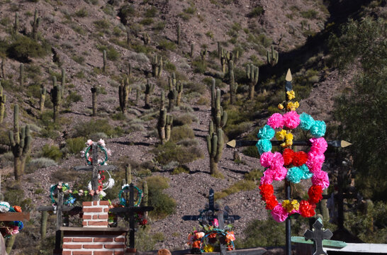 cementerio catolico con cruz en tumba