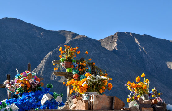 cementerio catolico con cruz en tumba
