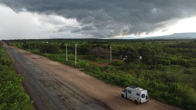 Estrada Interior Fazenda Motorhome Carro Caminh&atilde;o Transporte Rodovia Tempestade Verde Nuvem C&eacute;u Chuva Trov&atilde;o Escurecer Nublado Molhar Paisagem