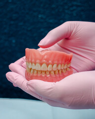 prótesis dental manos