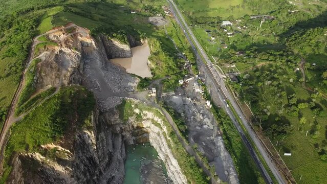 Obras Engenharia Mineração Pedreira Pedras Materiais Minerais Minério Construção Estrada Rodovia Estadual Federal Pernambuco Nordeste Brasil Rochas