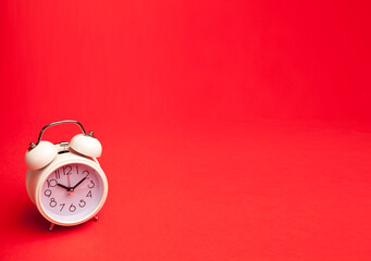 Image picture of the alarm clock showing 10:10 on a red background