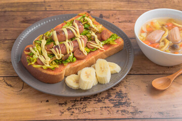 キャベツとウインナーのカレートースト